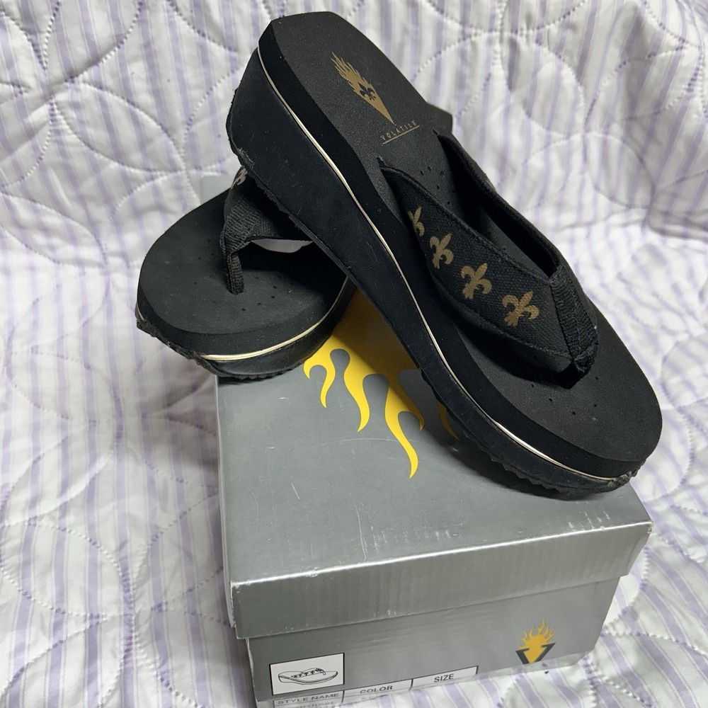 VOLATILE NEW ORLEANS SAINTS FLEUR FLIP FLOPS SANDALS SIZE 5 New In Box